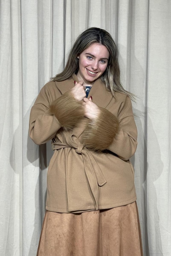 ARIA ΚΟΝΤΟ ΠΑΛΤΟ ΜΕ ΖΩΝΗ ΚΑΙ ΓΟΥΝΙΝΕΣ ΛΕΠΤΟΜΕΡΕΙΕΣ